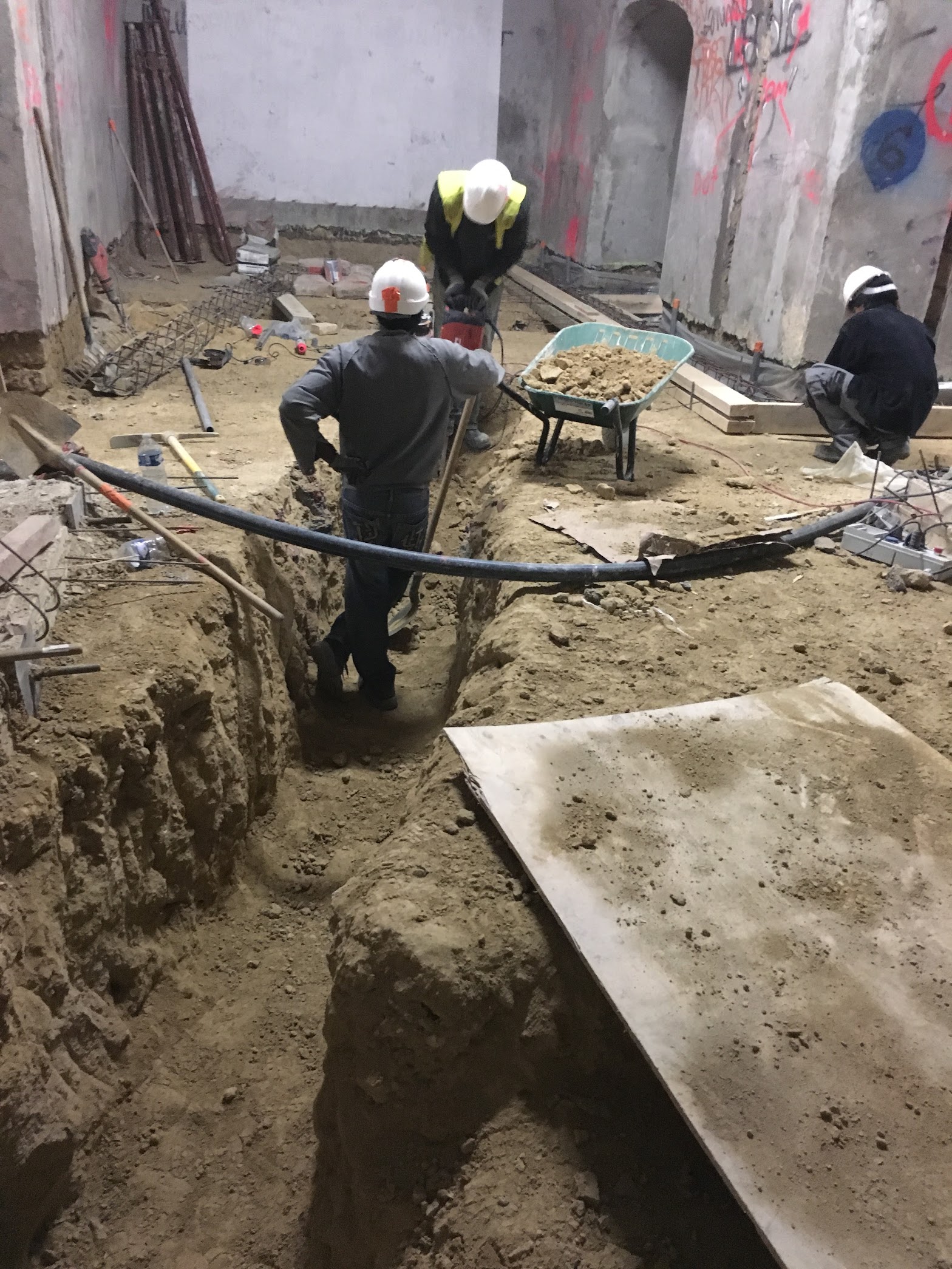 "Раскопки" бомбоубежища "Раскопки" бомбоубежища