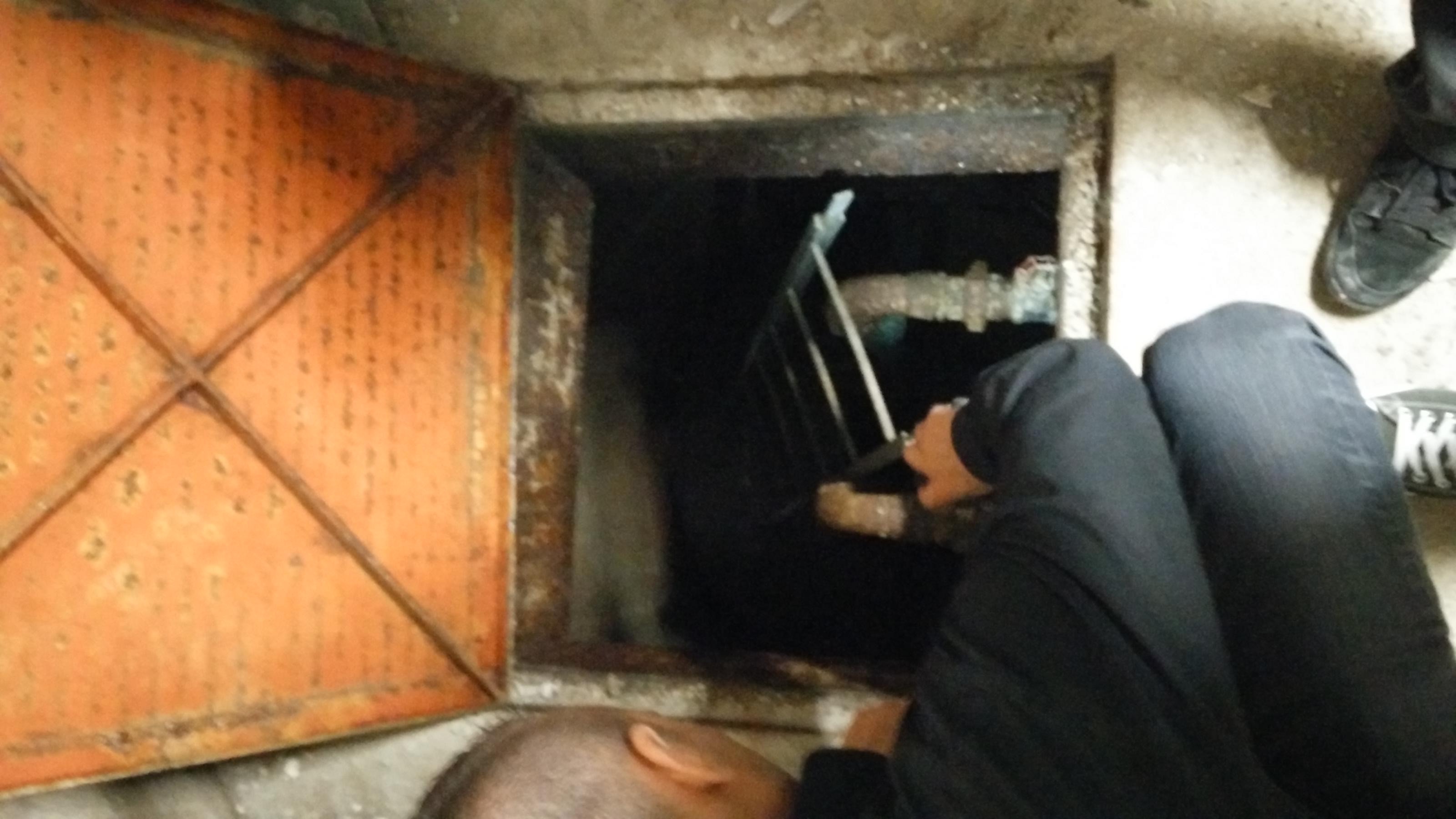 Неожиданно обнаруженная буровая шахта Неожиданно обнаруженная буровая шахта