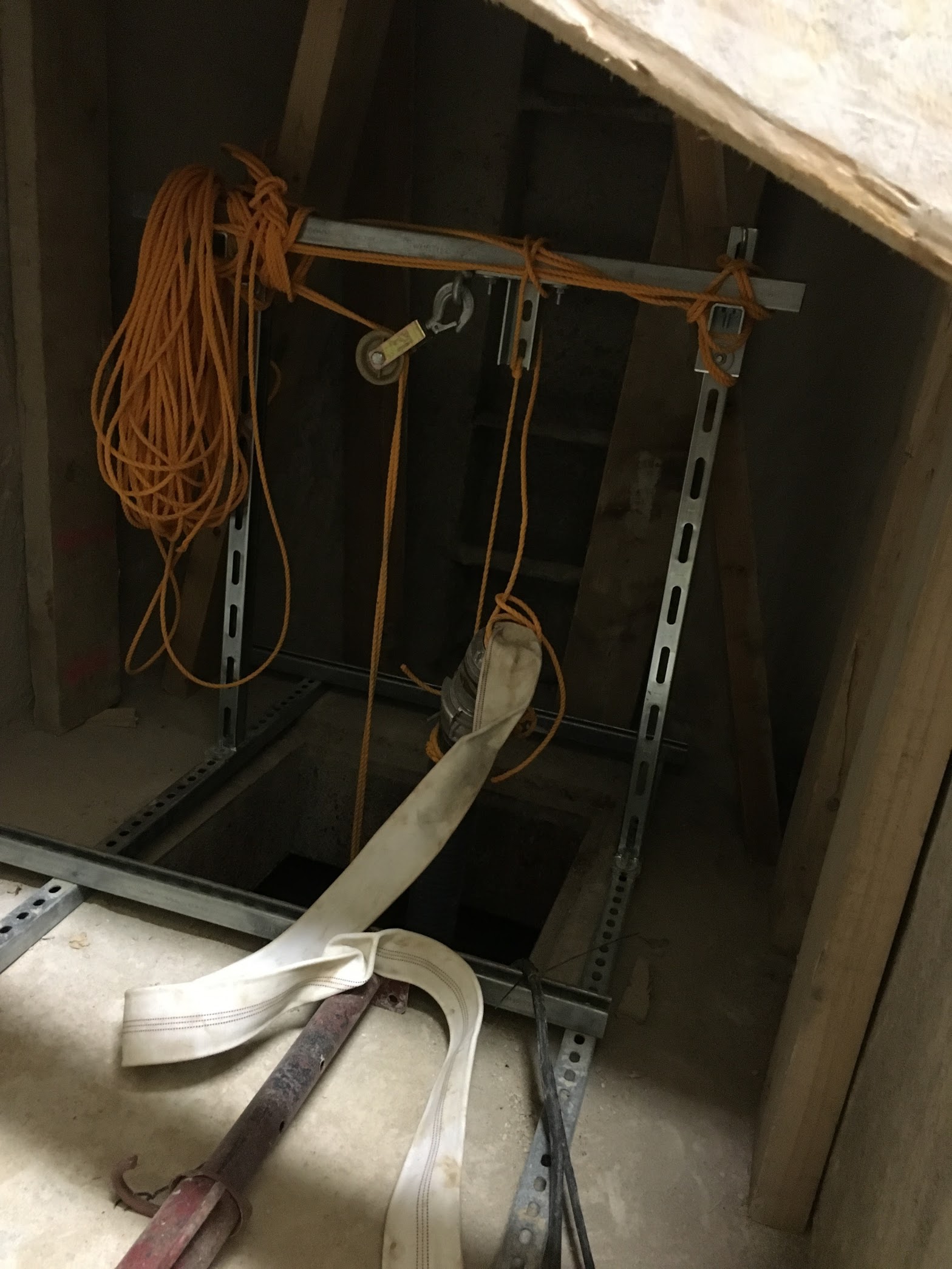 Старая насосная установка Старая насосная установка